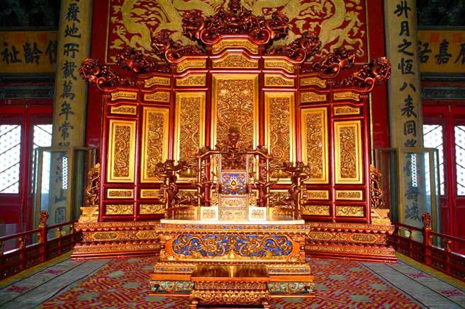 自元代开始，皇帝龙椅被放歪四百多年。