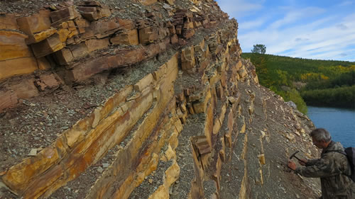 科学家在俄罗斯尤多马河采集样本。图片来源：Rachel Wood