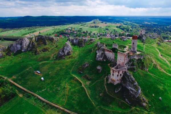 往昔之美：古老废弃建筑的航拍作品