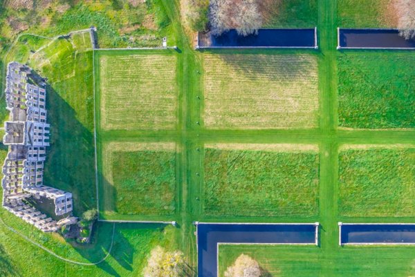 往昔之美：古老废弃建筑的航拍作品