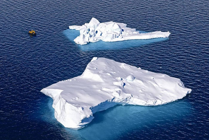 海温上升将引发骨牌效应，威胁人们生活。图为日益消融的南极冰山。图片来源：陈维沧提供。