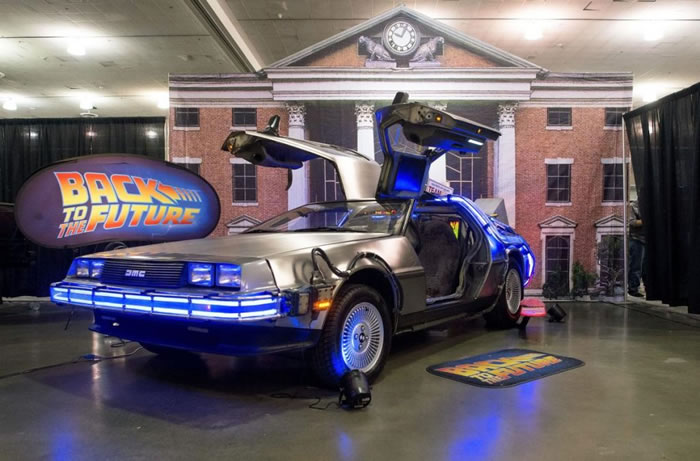 时间旅行是许多电影的主题，包括《回到未来》。美国矽谷漫画博览会上展出了这部电影的时光机复刻版：一辆DeLorean跑车。 PHOTOGRAPH BY JOSH
