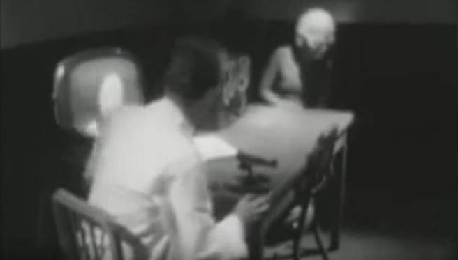 疑51区审讯外星人影片流出！小灰人抽蓄惨死...