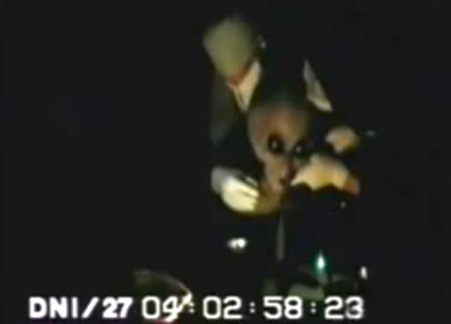 过程中有医疗人员在旁检测外星人生命。