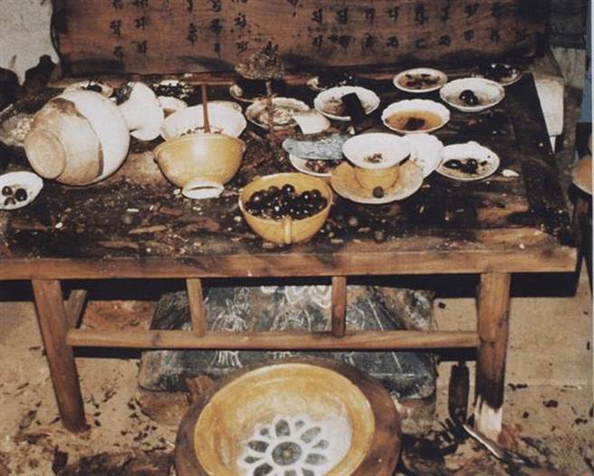 震惊！古墓出土千年饭局，食物餐具竟保持原样。