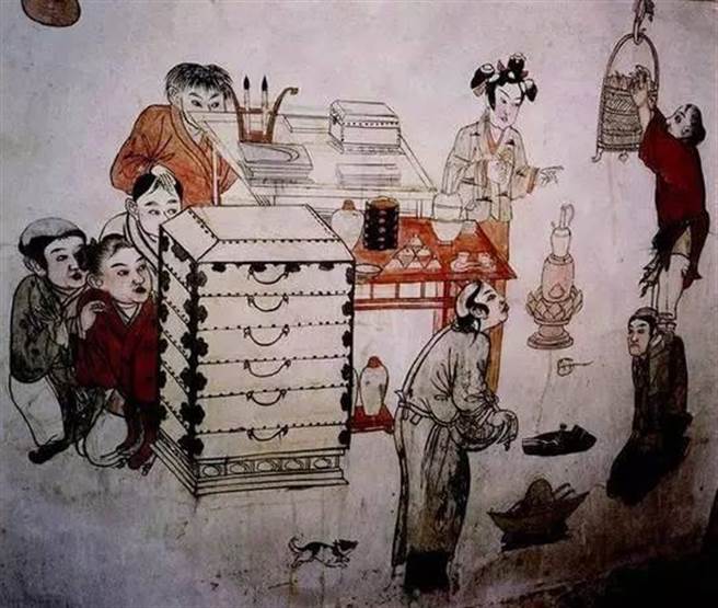 当墓室被打开时，室内的壁画鲜艳。