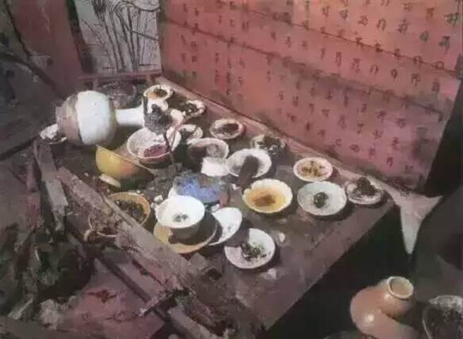 瓷盘中盛放着各种水果糕点等。