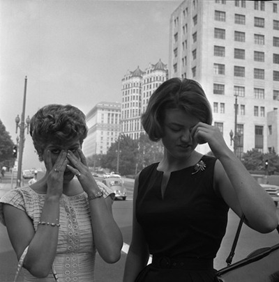 女孩在洛杉矶雾霾中揉着眼睛（上世纪60年代）