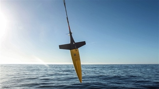 海洋滑翔机正在进入水下。图片来源：Fred Fourie
