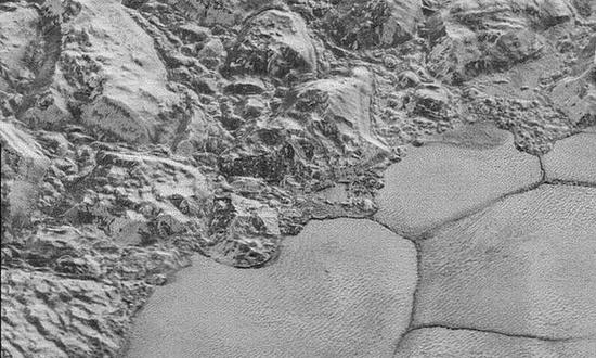 新视野号探测器发现冥王星表面存在水冰山脉，很可能表面之下有液态海洋。