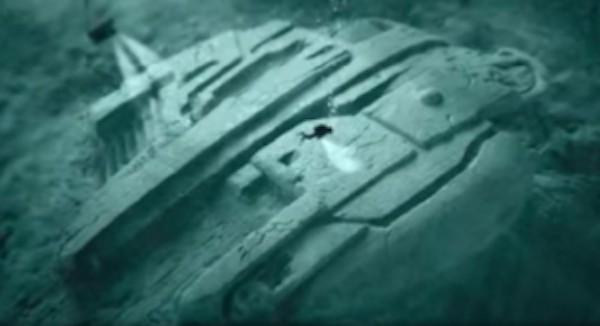 18張讓你困惑到“腦漿從耳朵流出來”的無法解釋照片。#17 會瞬間移動的女子！