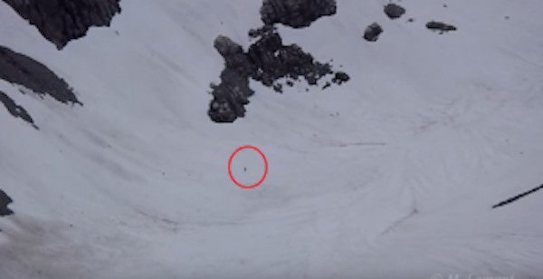 18張讓你困惑到“腦漿從耳朵流出來”的無法解釋照片。#17 會瞬間移動的女子！