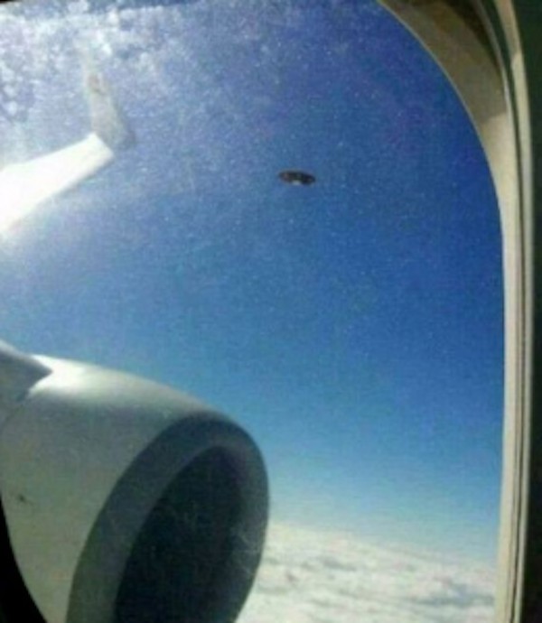 18張讓你困惑到“腦漿從耳朵流出來”的無法解釋照片。#17 會瞬間移動的女子！