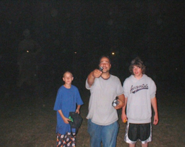 18張讓你困惑到“腦漿從耳朵流出來”的無法解釋照片。#17 會瞬間移動的女子！