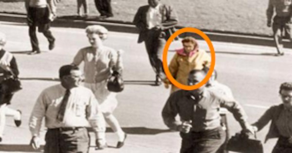 18張讓你困惑到“腦漿從耳朵流出來”的無法解釋照片。#17 會瞬間移動的女子！