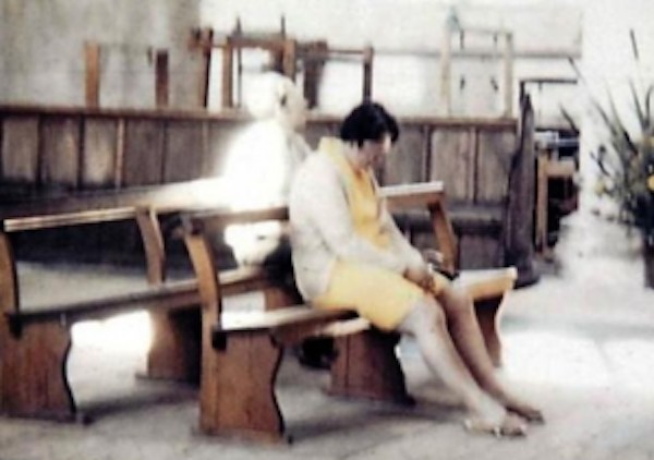 18張讓你困惑到“腦漿從耳朵流出來”的無法解釋照片。#17 會瞬間移動的女子！